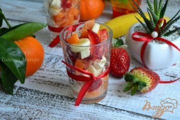 фото рецепта Фруктовый салат с моцареллой и сиропом агавы