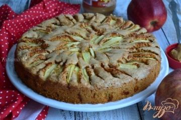 фото рецепта Арахисовая шарлотка с яблоками