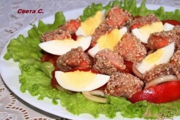фото рецепта Салат с запеченным лососем в кунжутной панировке