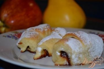 фото рецепта Рогалики с творогом и вишней