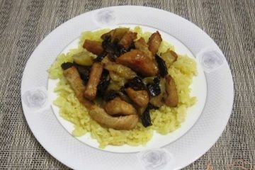 фото рецепта Свинина, приготовленная с черносливом и яблоками