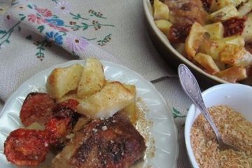 фото рецепта Куриные бедра с помидором и картофелем в сметанном соусе