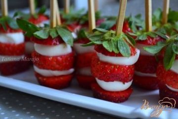 фото рецепта Закусочные капрезе с клубникой (под шампанское)