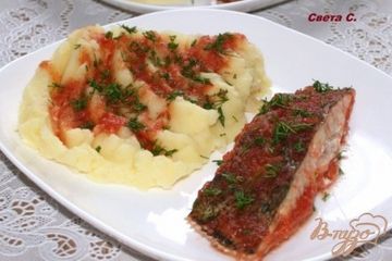фото рецепта Камбала, запеченная в соевом томатно-луковом соусе с картофельным пюре на гарнир