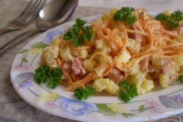 фото рецепта Салат с копченной колбасой и морковью по-корейски