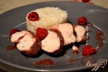 фото рецепта Куриные грудки в соусе из красного вина с малиной