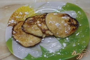 фото рецепта Оладьи с вареной сгущенкой и сладким яблоком