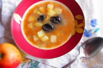 фото рецепта Куриный суп с черносливом и яблоком