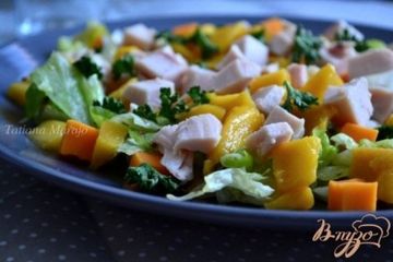 фото рецепта Салат с курицей и манго