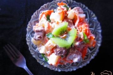 фото рецепта Салат со свининой, сыром и киви
