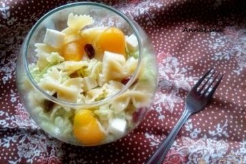 фото рецепта Салат с пастой, сыром фета и помидорами черри