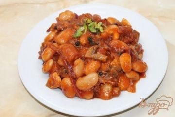 фото рецепта Тушенная фасоль с грибами в томатном соусе
