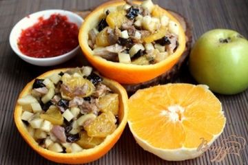 фото рецепта Салат с мясом, фруктами и черносливом