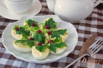 фото рецепта Фаршироуанные яйца с сырной начинкой