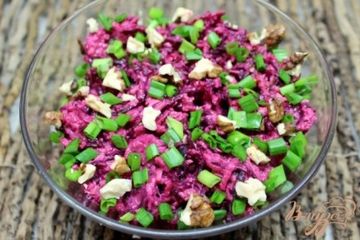фото рецепта Салат со свеклой, яблоком и черносливом