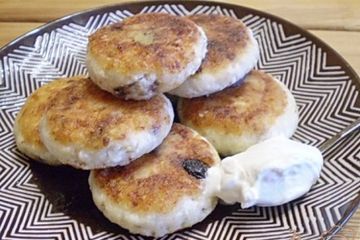 фото рецепта Сырники без яиц с орехами и изюмом