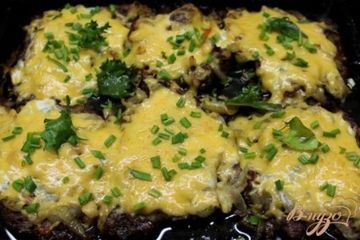фото рецепта Мясо запеченное с луком и сыром