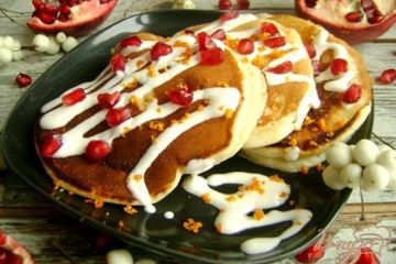 фото рецепта Творожные панкейки с йогуртом и гранатом