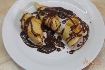 фото рецепта Сладкая слоеная булочка с яблоками и шоколадом