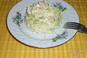 фото рецепта Салат из пекинской капусты с курицей и омлетным блинчиком