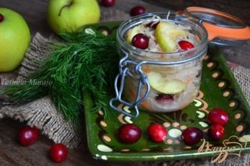 фото рецепта Квашеная капуста с яблоками и клюквой