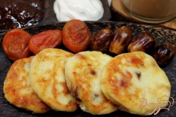 фото рецепта Сырники с курагой и финиками