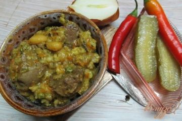 фото рецепта Куриная печень с фасолью и перловой кашей в сметане