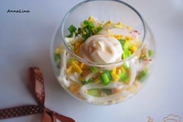 фото рецепта Салат с кальмарами и яйцом