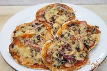 фото рецепта Мини пицца с сосисками и грибами