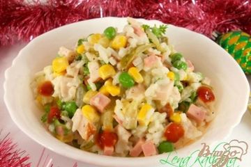 фото рецепта Салат «Праздничный» с курицей, рисом и зеленым горошком