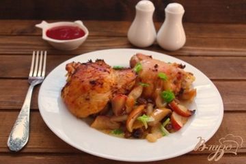 фото рецепта Куриные бедрышки на подушке из яблок и изюма