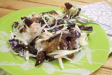 фото рецепта Салат с китайскими грибами и квашенной капустой.