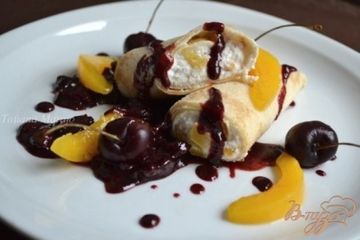 фото рецепта Блинчики с рикоттой и соусом из черешни
