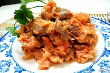 фото рецепта Капуста тушёная с куриными желудочками в мультиварке