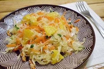 фото рецепта Салат из капусты, моркови и апельсина