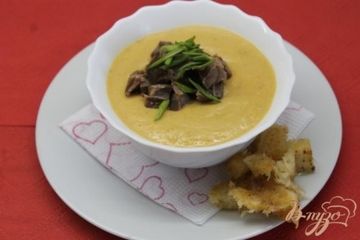 фото рецепта Суп пюре с гороха с окорочком и сырными гренками