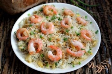 фото рецепта Салат с креветками, яблоком и маринованным луком