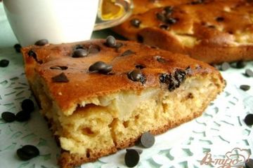 фото рецепта Яблочно-банановый пирог с шоколадными дропсами