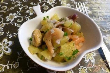 фото рецепта Салат с картофелем и морепродуктами
