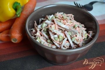 фото рецепта Морковный салат с ветчинной колбасой и горошком