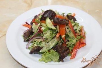 фото рецепта Салат из свежих овощей и куриной печени