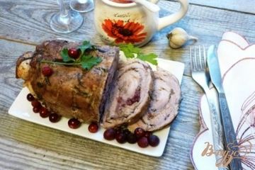 фото рецепта Мясной рулет с клюквенно- вишневой начинкой