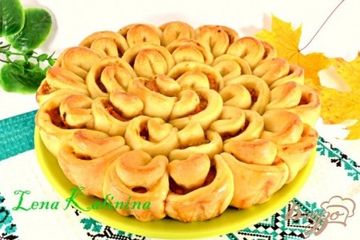 фото рецепта Дрожжевой пирог с мясом и капустой Хризантема
