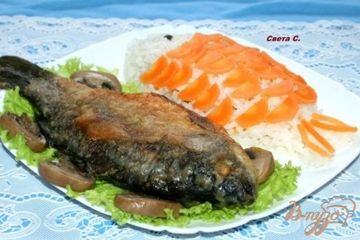 фото рецепта Жареные караси с гарниром из риса,овощей и грибов Золотая рыбка