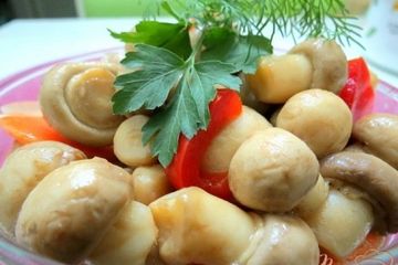фото рецепта Шампиньоны маринованные с луком и болгарским перцем