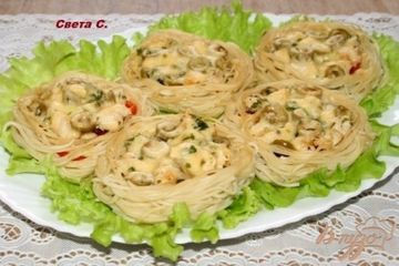 фото рецепта Гнёздышки из спагетти с курицей,помидорами и оливками