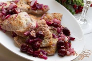фото рецепта Куриные отбивные с вишнями