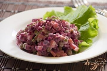фото рецепта Салат со свеклой, сыром и горошком