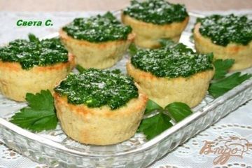 фото рецепта Кабачковые маффины с кедровыми орешками с соусом Песто из петрушки