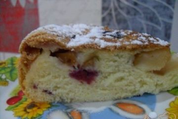 фото рецепта Бисквит с ягодами и грушами в мультиварке